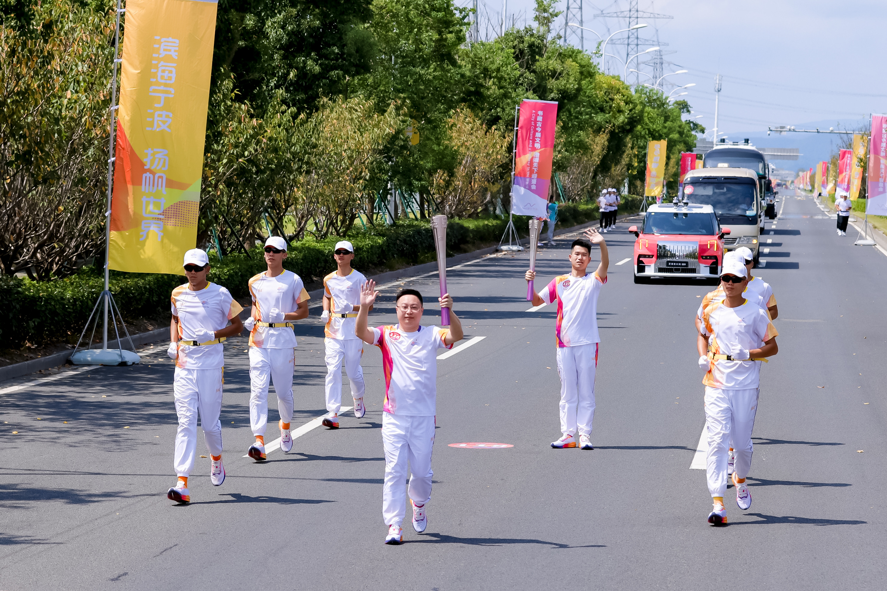 以亚运之窗展国茶之韵丨MK SPORTS董事长陈星参加杭州亚运会火炬传递活动